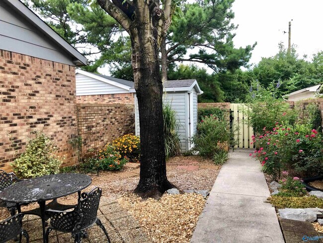 Building Photo - 337 Chateau Dr SW