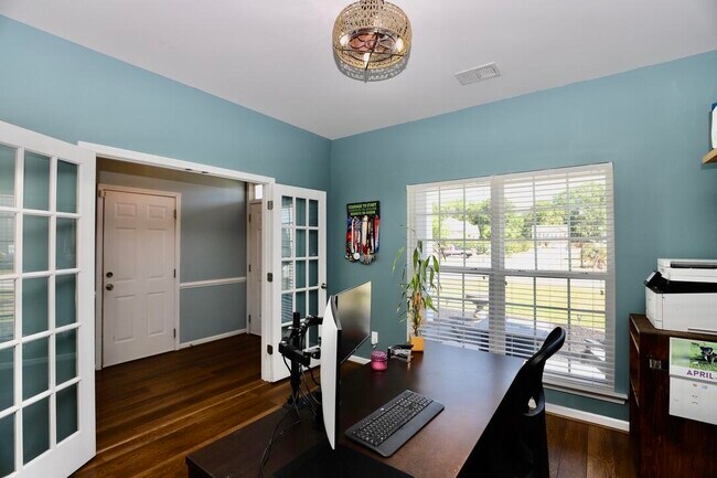 Building Photo - 3260 Matthews Dr