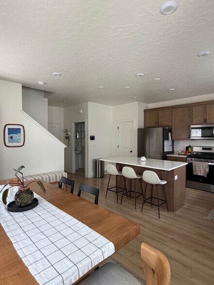 Building Photo - 9362 N