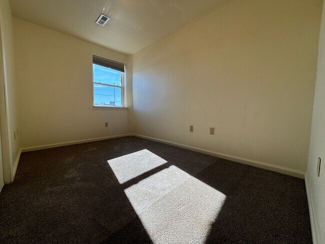 Building Photo - Uptown Apartments