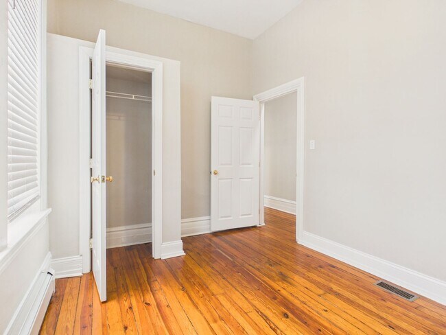 Building Photo - 206 Kelker St