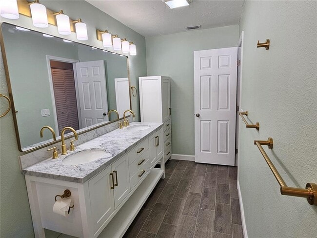 Building Photo - 272 Loyola Rd