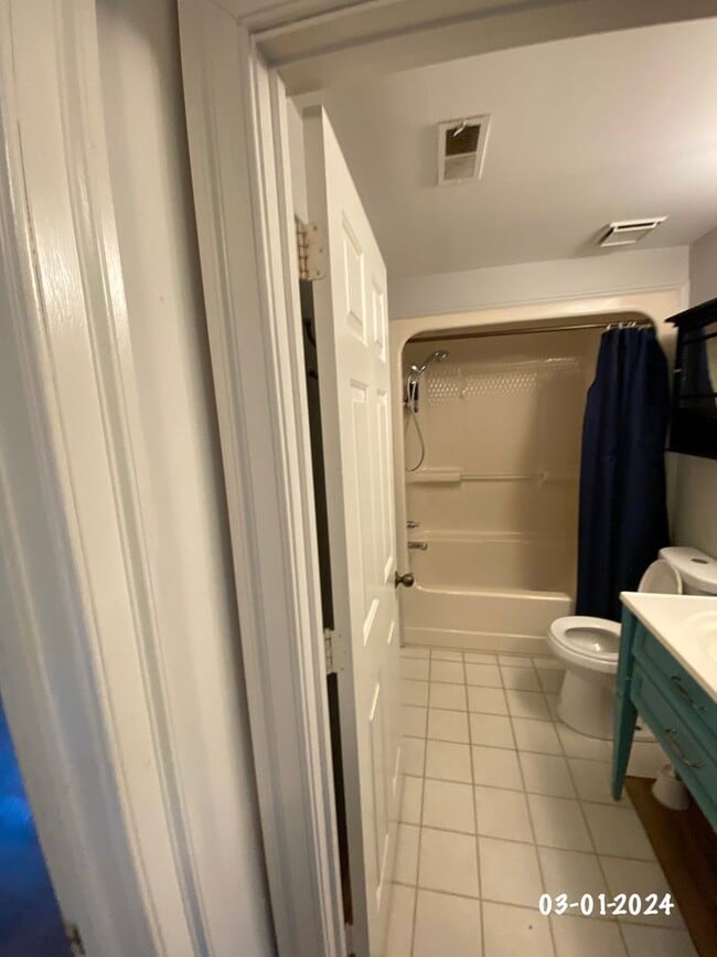 Building Photo - Spacious 2 bedroom/1 bath 2nd floor Condo ...