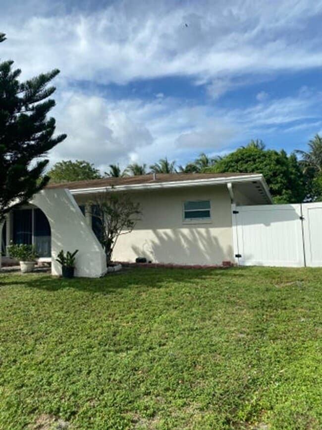 Building Photo - 931 Hibiscus Dr