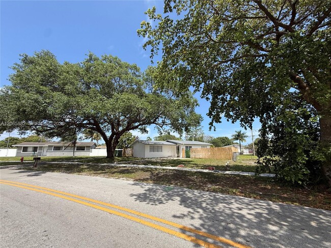 Building Photo - 1606 NW 12th Ave