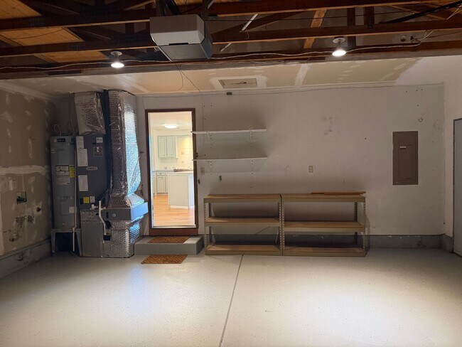 Building Photo - Updated 3-bedroom, 2-bathroom house in desirable Thurston neighborhood!
