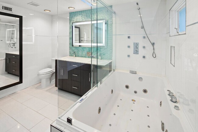 Building Photo - Modern 3 Bedroom Townhouse with Prime Location on Kettner Boulevard in San Diego