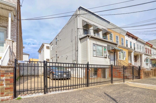 Building Photo - 73 Wales Ave