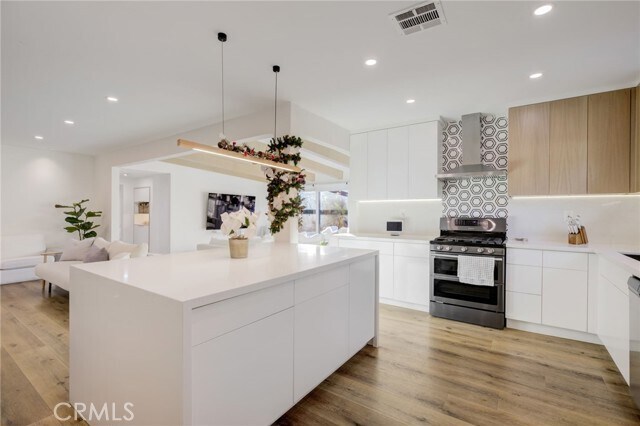 Building Photo - 8161 Encino Ave