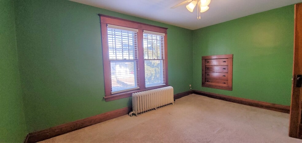 Building Photo - 332 E 5th St