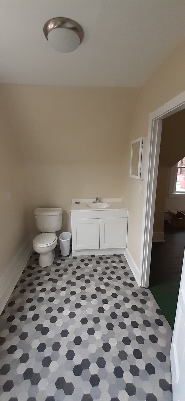 3rd floor bath - 7718 Brashear St