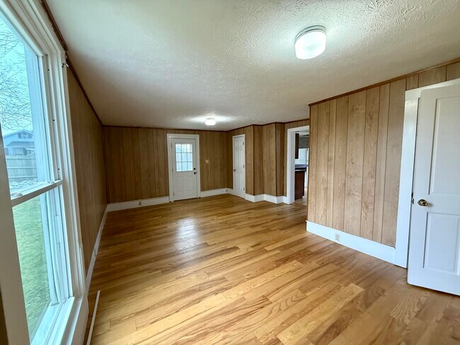 Building Photo - 927 E Mt Vernon St