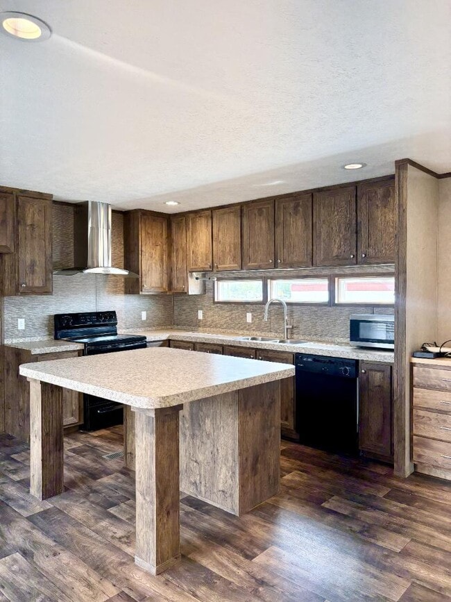 Building Photo - 150 Private Road 1610