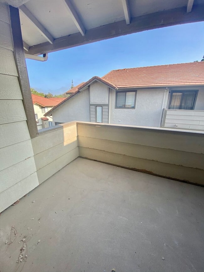 Building Photo - Thousand Oaks- Three Bedroom Condo