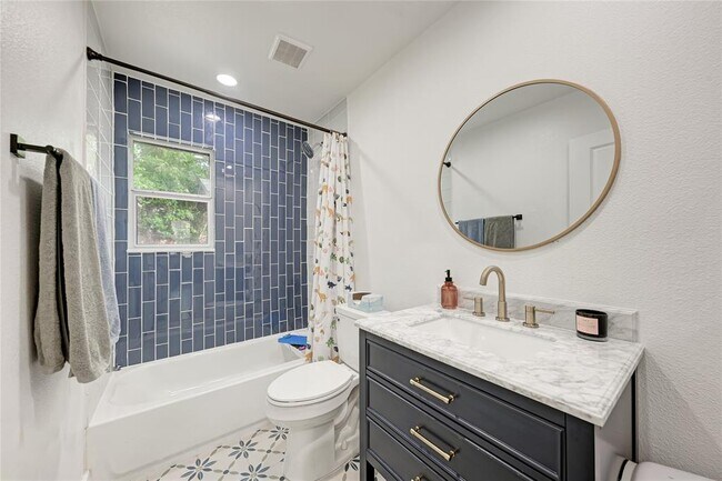 Building Photo - 1607 Sweetbriar Ave