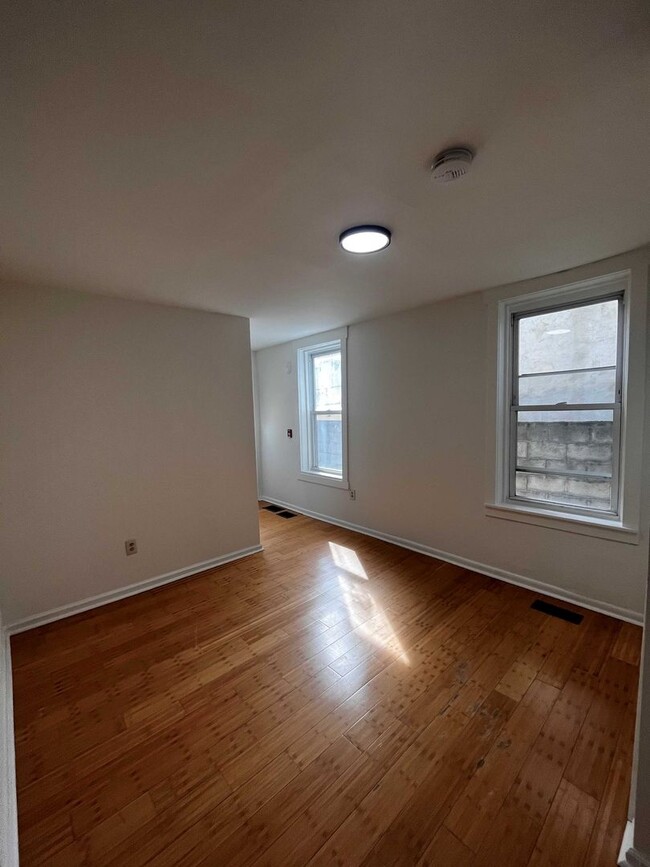 Building Photo - Beautiful bi-level apartment located at 84...