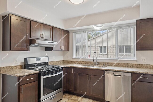 Building Photo - Rare Rental! Beautiful 1900 sq ft 3-bedroo...