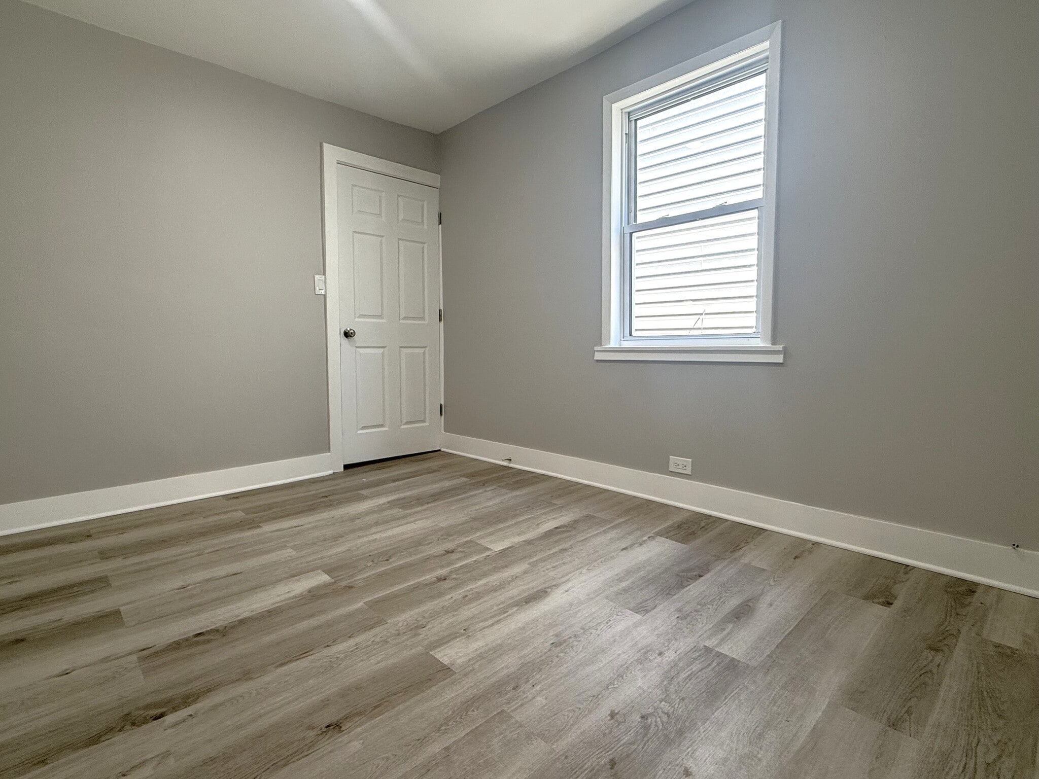 Building Photo - 3575 W Dickens Ave