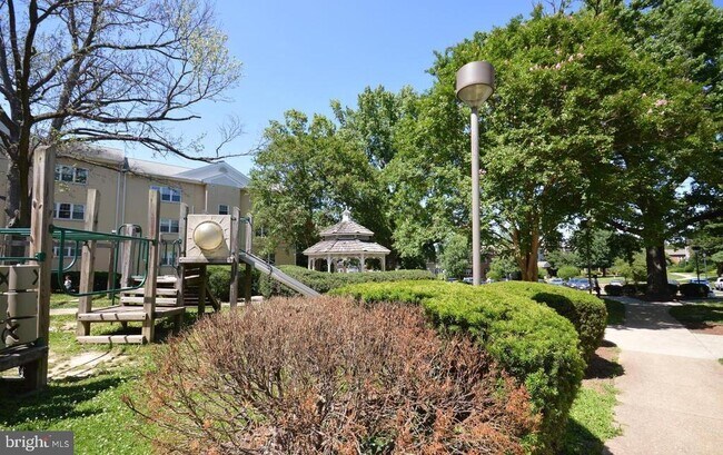 Building Photo - 6180 Greenwood Dr