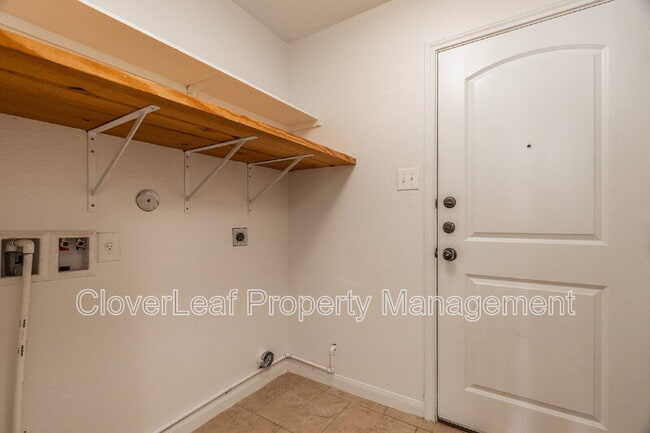 Building Photo - 8003 Oxbow Way