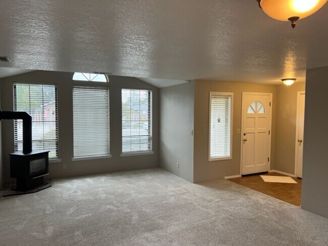 Building Photo - SINGLE LEVEL 3 BEDROOM HOME, FENCED IN YARD