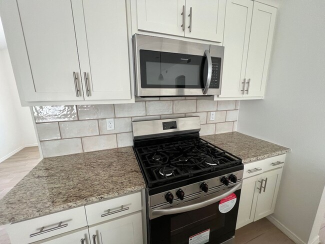 Building Photo - Stunning 3 bedroom, 3 bathroom home locate...