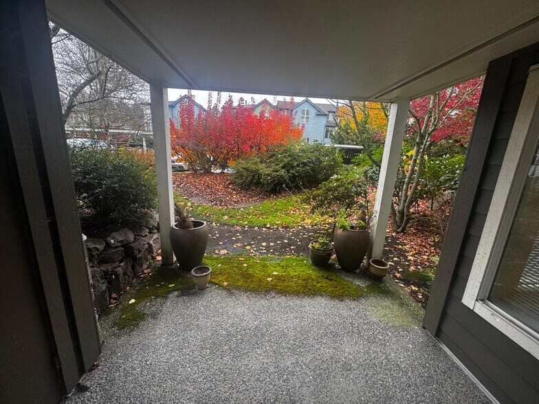 Building Photo - 300 N 130th St