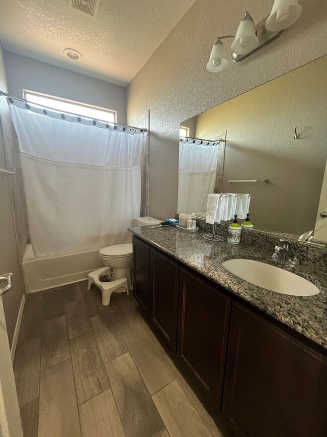 Building Photo - Clean and well maintained 4 bedroom home f...