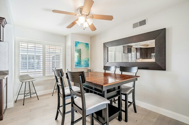 Building Photo - 815 W 15th St