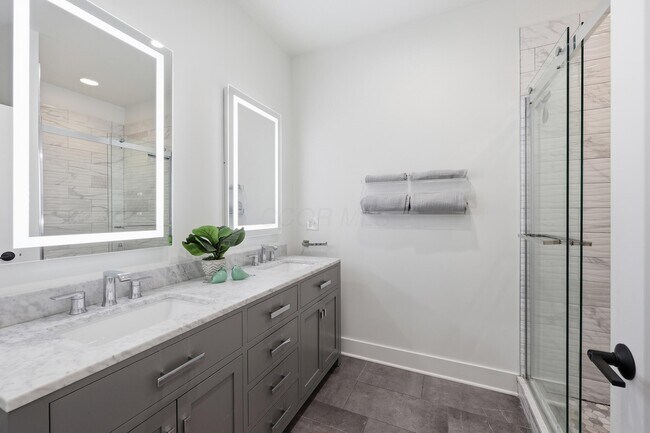 Building Photo - 1102 Summit St