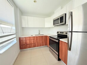 Building Photo - 924 Marseille Dr