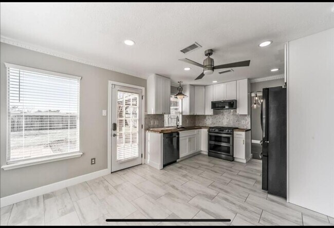 Building Photo - 14723 Bladenboro Dr