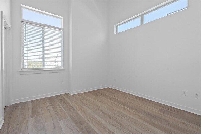 Building Photo - 801 N Bluff Dr