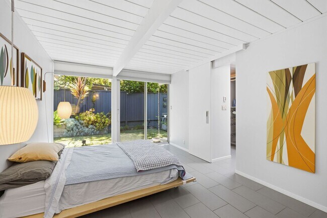 Building Photo - Beautifully Remodeled, Furnished 3 Bed + Office, 2 Bath Home- Available Short Term Only!