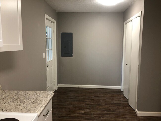 Building Photo - One Bedroom / One Bath Duplex Blountville, TN 37617