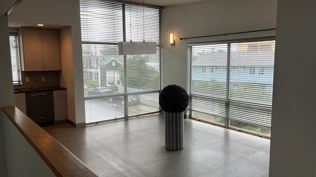 Building Photo - The Gem of Pacifica