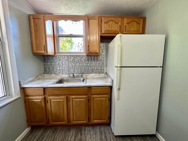 Building Photo - 817 N Sheridan Ave