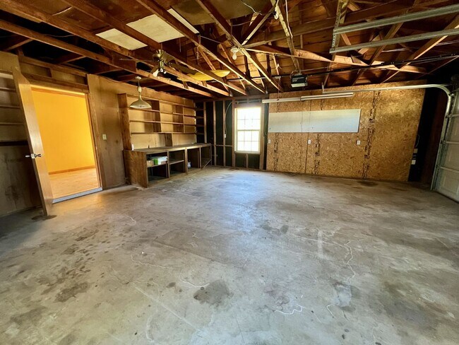 Building Photo - 3 Bedroom Home in Greenwood!