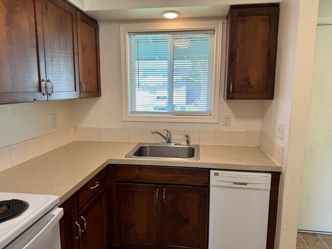 Building Photo - 2 bedroom 1.5 bathroom duplex in Springfield!