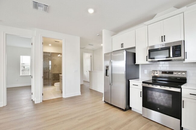 Building Photo - Modern 1/1 Garage Apartment Living with 1 Car Garage in the Heart of Laureate Park!