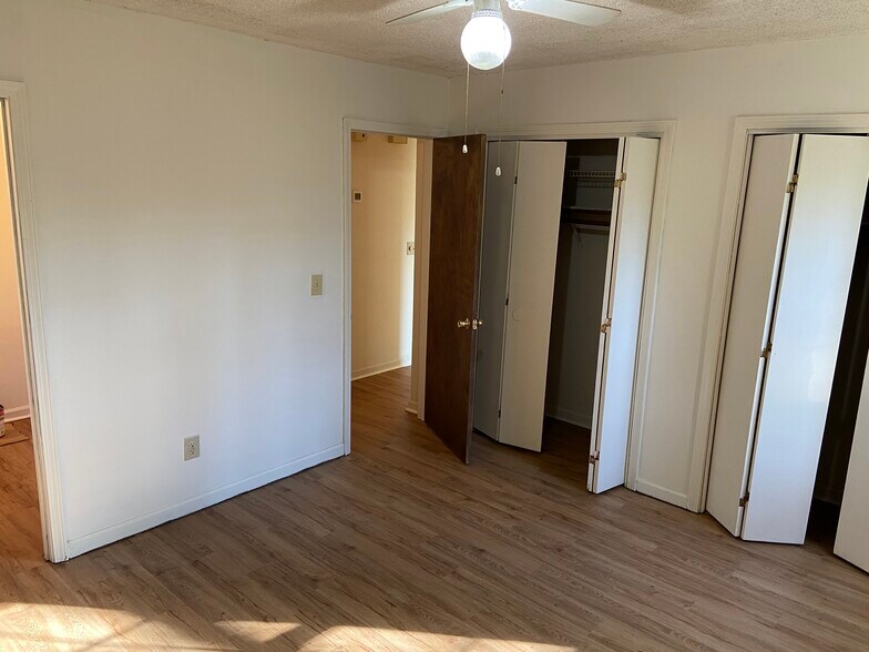 Building Photo - 5010 Hawthorne Ct