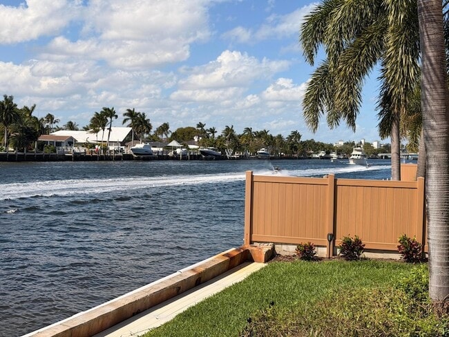 Building Photo - 797 S Riverside Dr