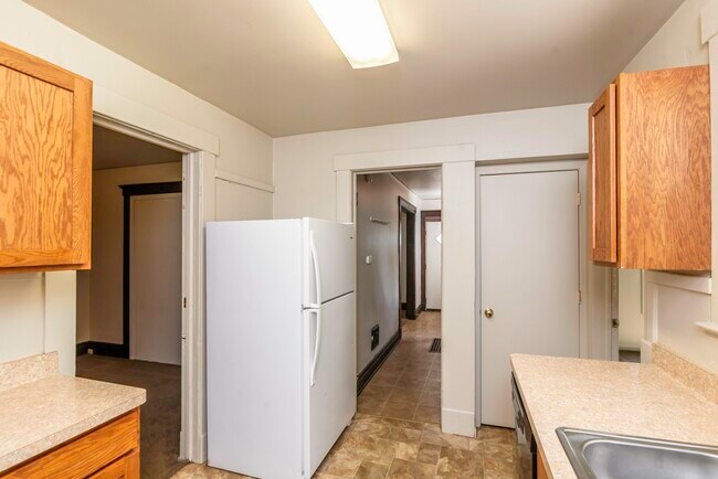 Building Photo - 831 Brookwood Pl