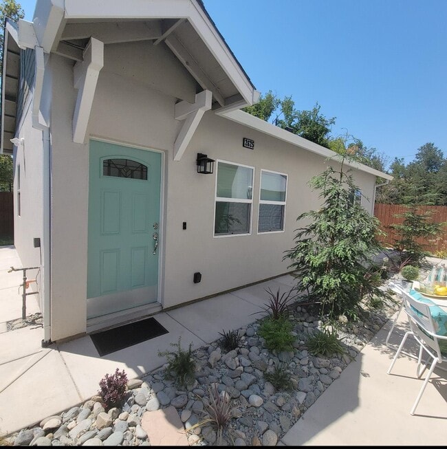 Building Photo - 2625 Beaumont St