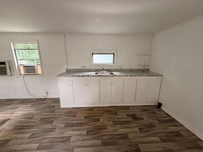 Building Photo - Cute 2 Bed in Greenville!
