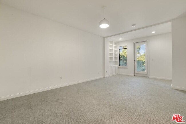 Building Photo - 5625 Crescent Park E