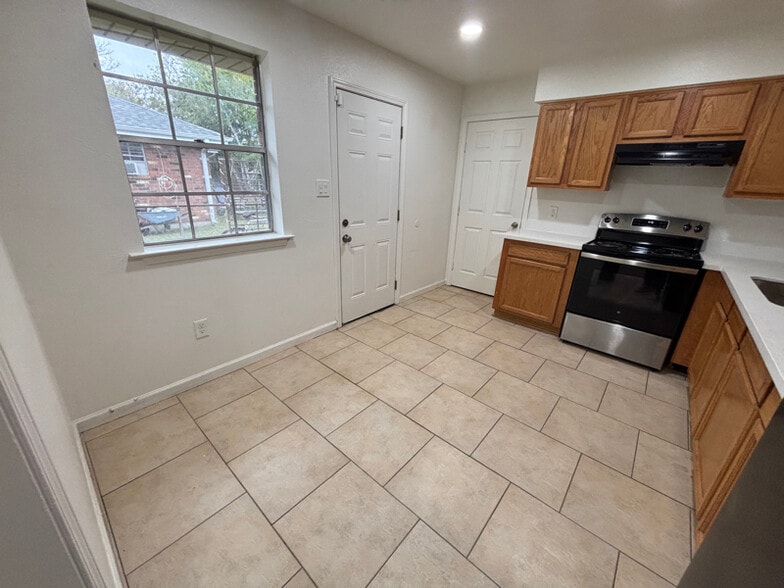 Building Photo - 224 Duke Dr