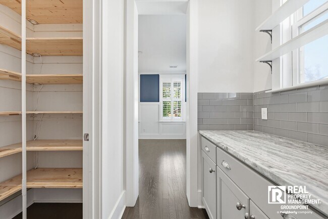 Building Photo - 236 Oak View Way