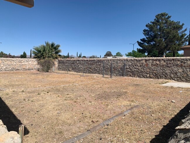 Building Photo - 10609 Lakewood Ave