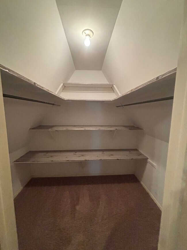 Building Photo - 3 Bedroom, 3 Bathroom Home Available  2-Car Garage & Spacious Living Near WSU.